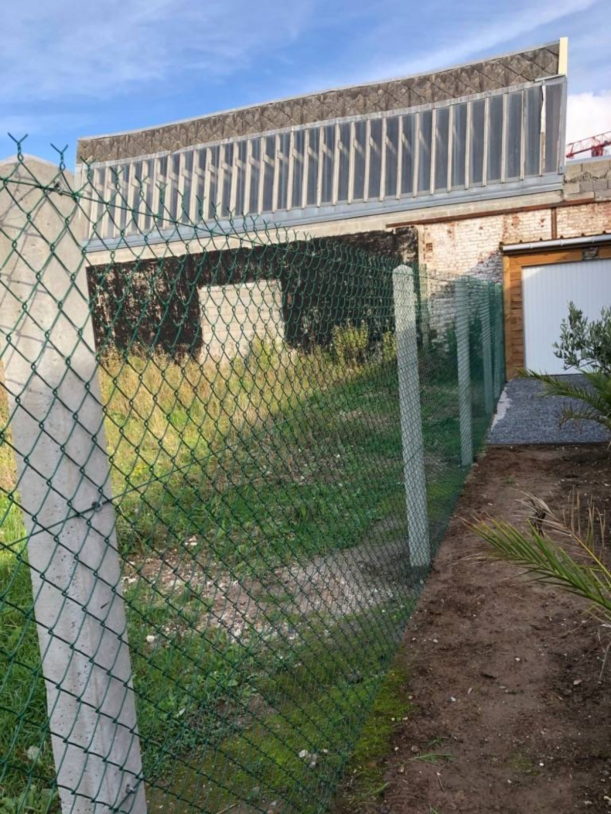 PAYSAGISTE à votre disposition pour pose de clôture pieux bétons et grillage simple torsion secteur de FECAMP